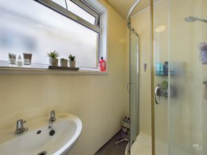 shower room - click for photo gallery
